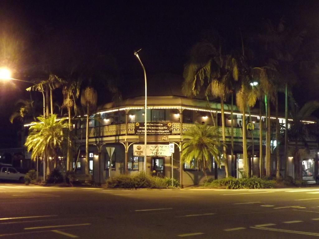 מלון מולמבימבי The Middle Pub מראה חיצוני תמונה