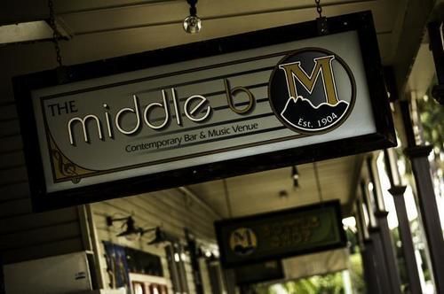 מלון מולמבימבי The Middle Pub מראה חיצוני תמונה